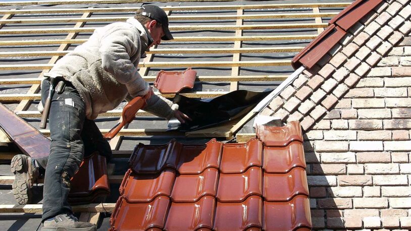 Das Dachdeckerhandwerk und die Ziegelindustrie schlagen deshalb ein „Eine-Million-Dächersanierungsprogramm“ vor.