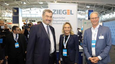 Am vergangenen Wochenende war der Bayerische Ziegelindustrie-Verband (BZV) als Mitaussteller auf dem Gemeinschaftsstand der Vereinigung der Bayerischen Wirtschaft (vbw) beim CSU-Parteitag am 12. und 13. Dezember 2025 in der Messe München vertreten.