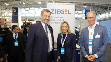 Am vergangenen Wochenende war der Bayerische Ziegelindustrie-Verband (BZV) als Mitaussteller auf dem Gemeinschaftsstand der Vereinigung der Bayerischen Wirtschaft (vbw) beim CSU-Parteitag am 12. und 13. Dezember 2025 in der Messe München vertreten.